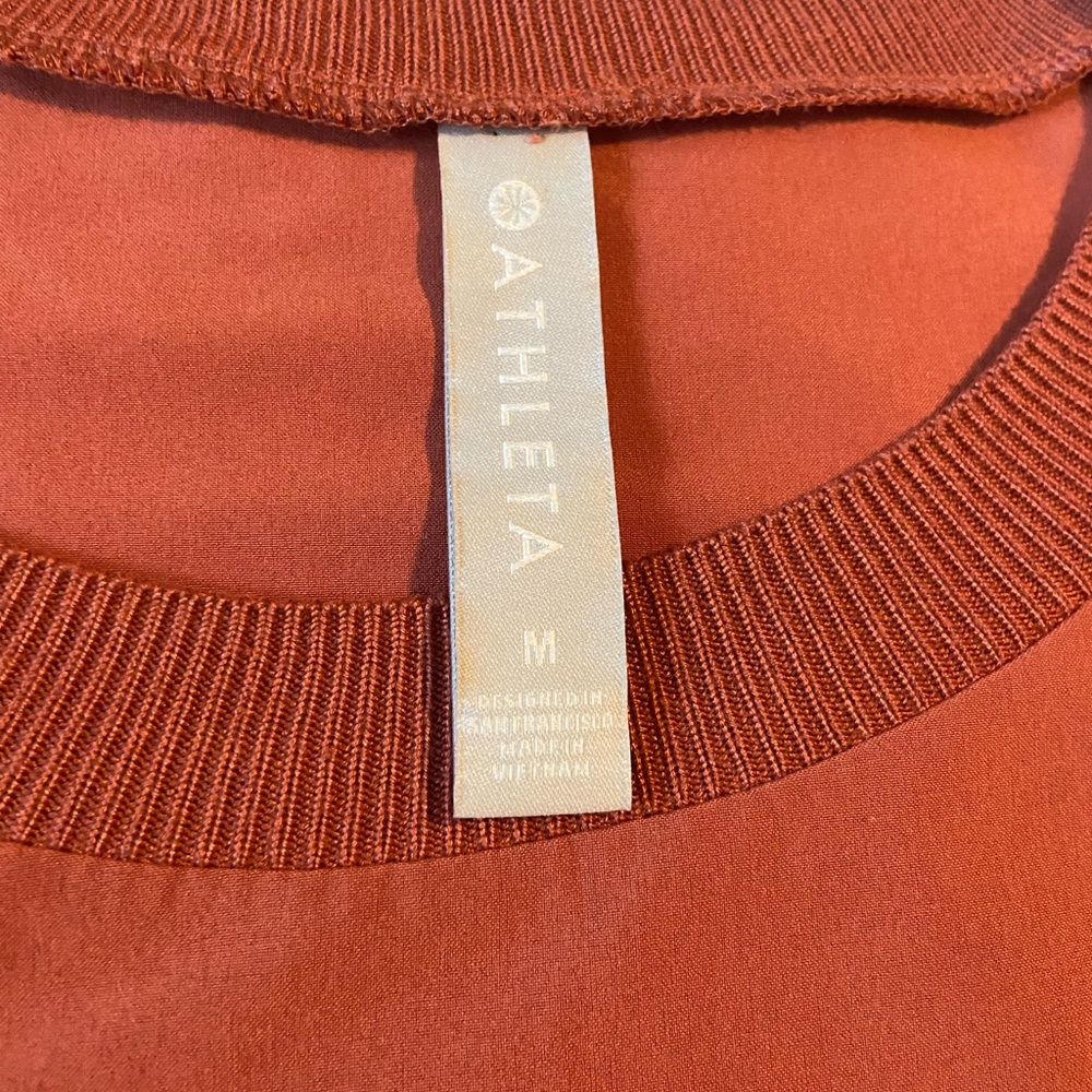 Boxy athleta t-shirt! Slightly cropped!